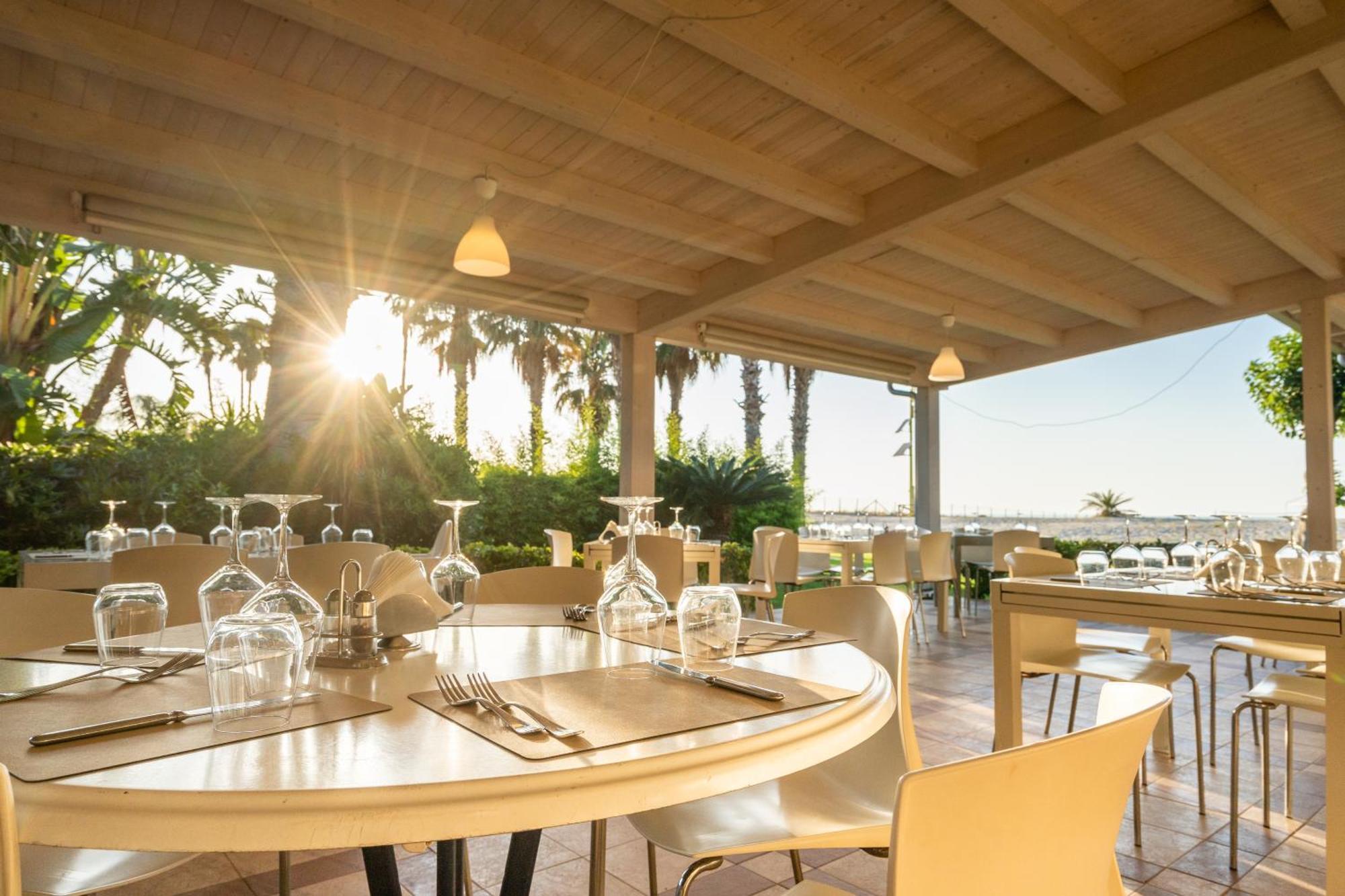 Le Dune Beach Club Messina Exteriör bild